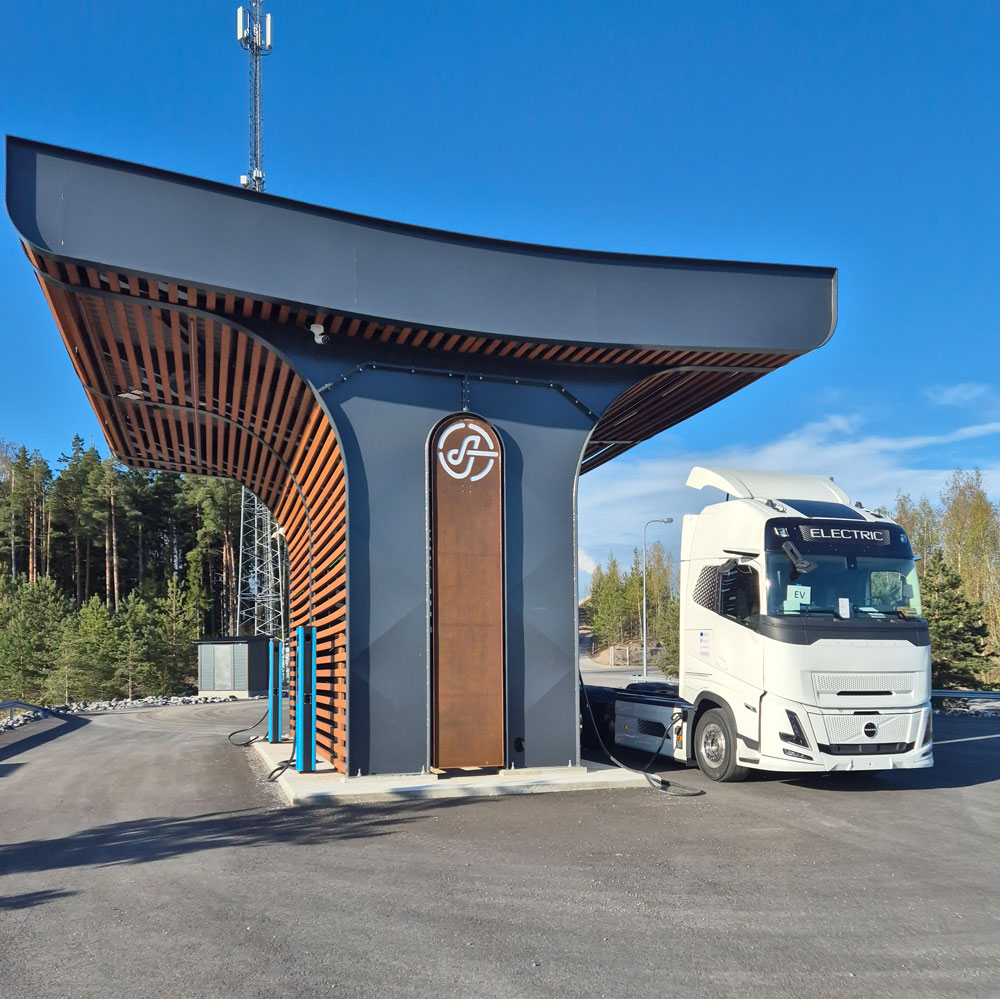 Sähkökuorma-auto latauksessa Naantalissa