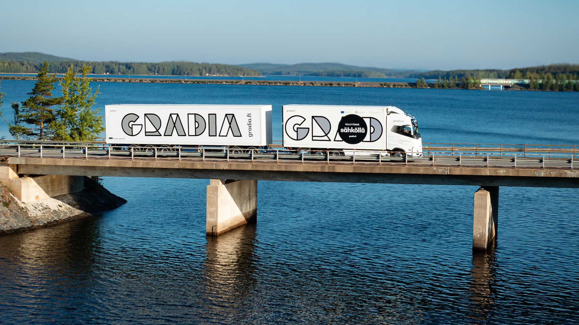 Sähkökuorma-auto ajaa sillalla