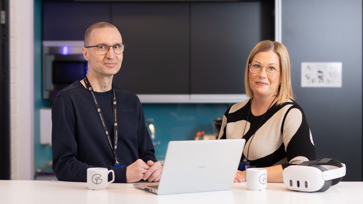 Gradian digikoordinaattorit Matti Lampinen ja Hanna Jukola. Pöydällä XR-lasit, joita hyödynnetään opetuksessa.